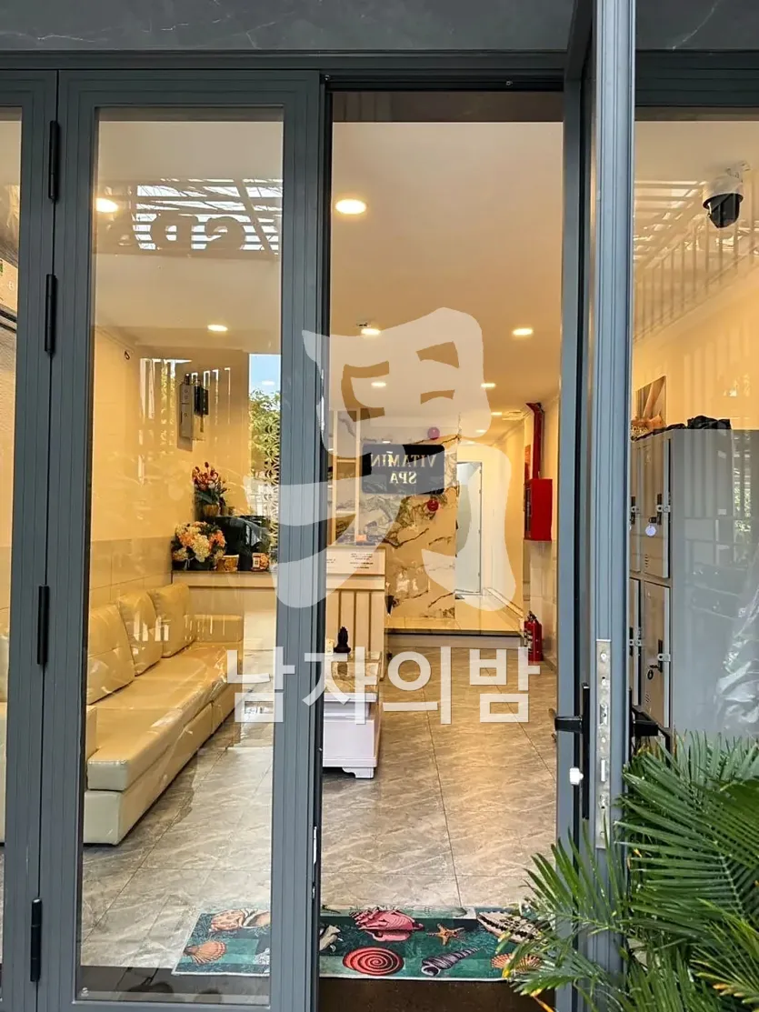 나트랑 비타민 스파 입구 간판과 차분한 조명
