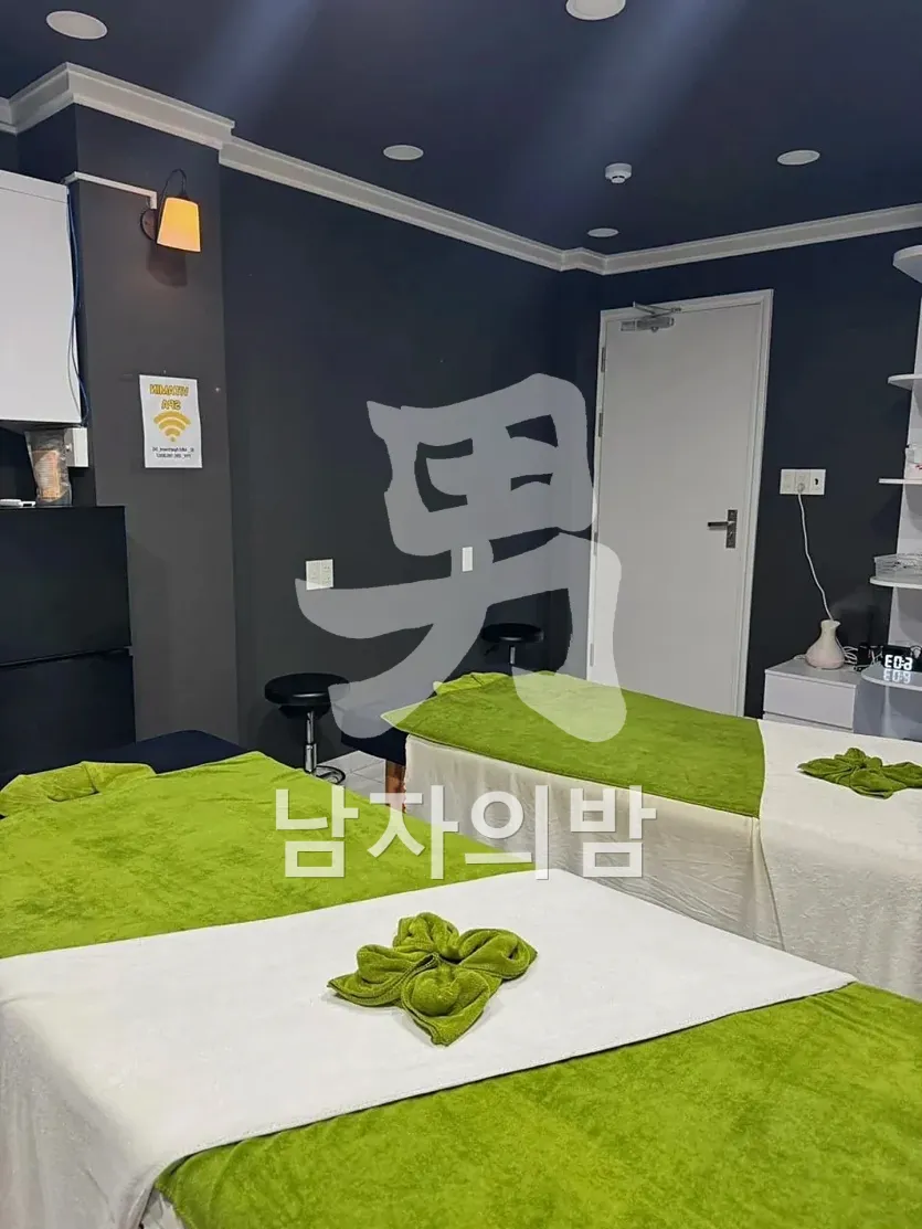 나트랑 비타민 스파 룸 내부 좌석과 조명 디테일