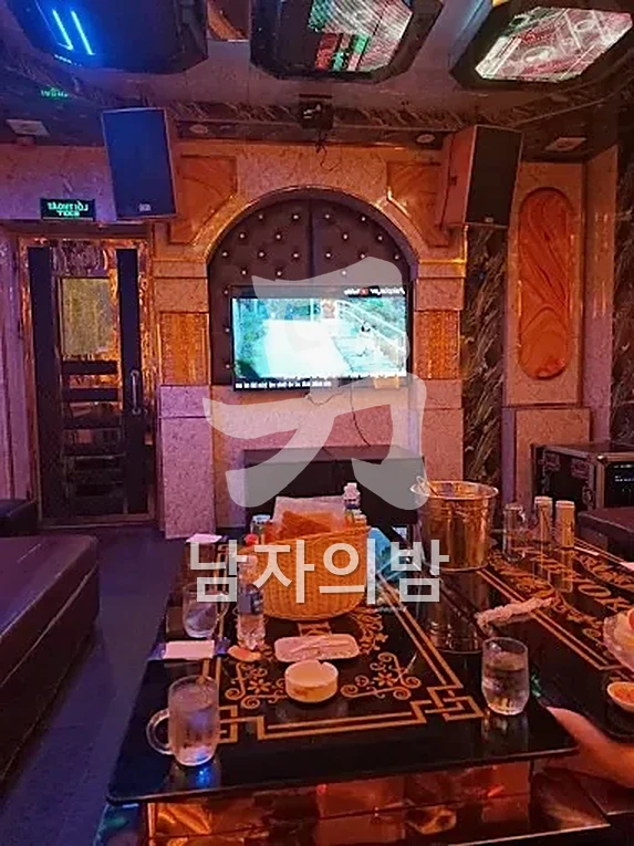 나트랑 크라운 가라오케 넓은 소파 좌석과 테이블