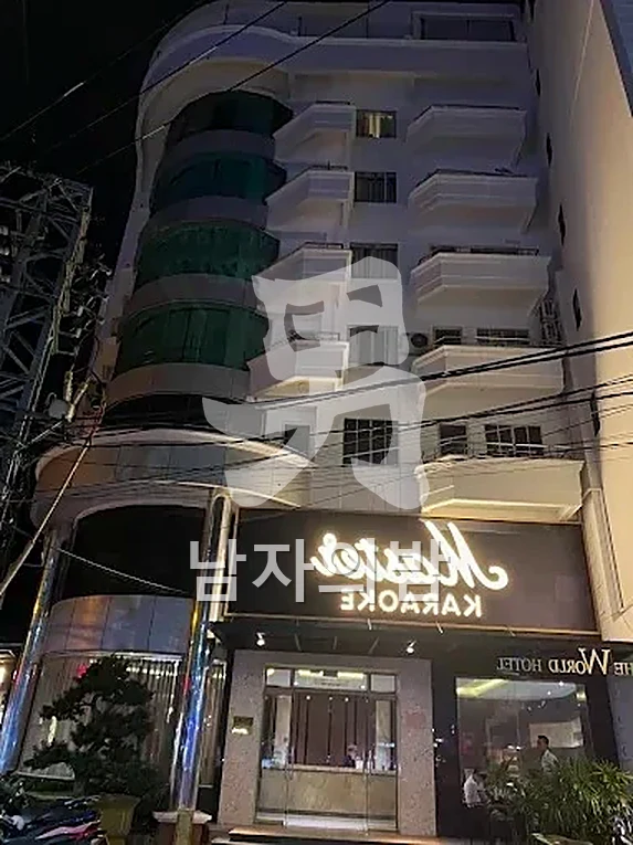 나트랑 마스터 가라오케 입구와 실내 무드