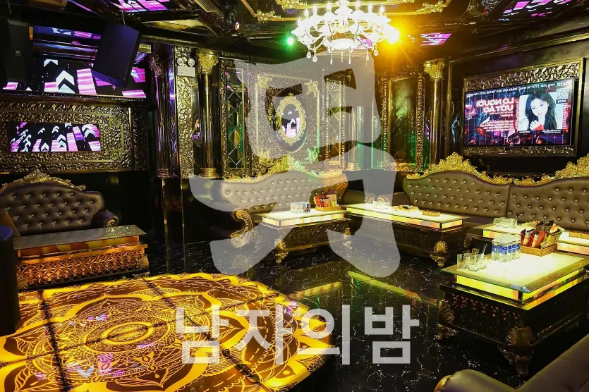 나트랑 아노바 가라오케 소파 좌석과 테이블 공간