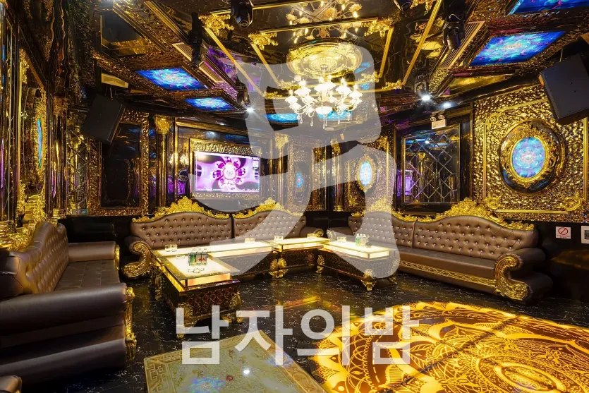 나트랑 아노바 가라오케 호텔 5층 복도와 룸 입구