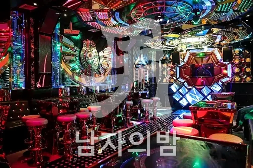 나트랑 크라운 가라오케 노래방 화면과 무대 조명