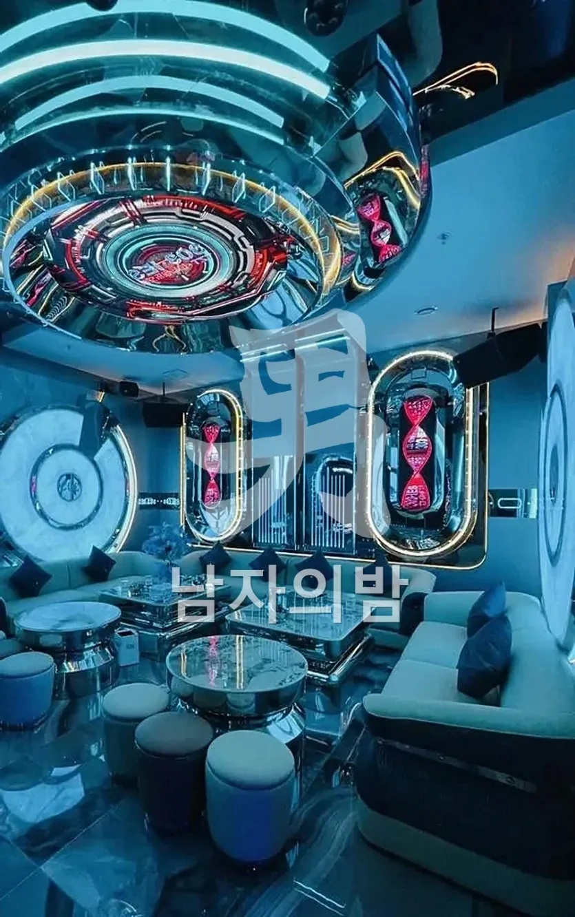 나트랑 두바이 가라오케 룸 내부 조명과 소파 좌석