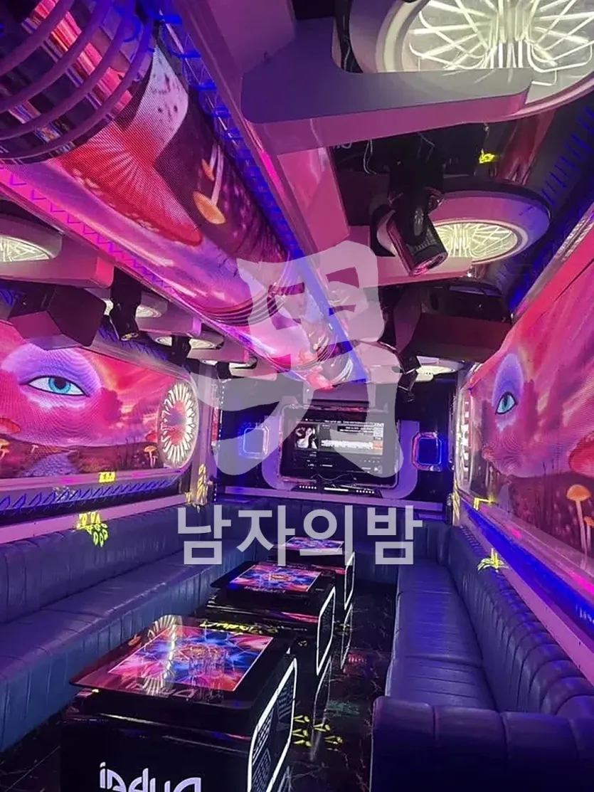 나트랑 두바이 가라오케 룸 좌석과 인테리어