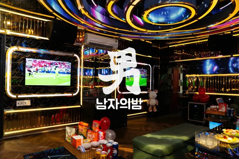 나트랑 킹덤 가라오케 대형 스크린 두 대와 골드 인테리어 룸
