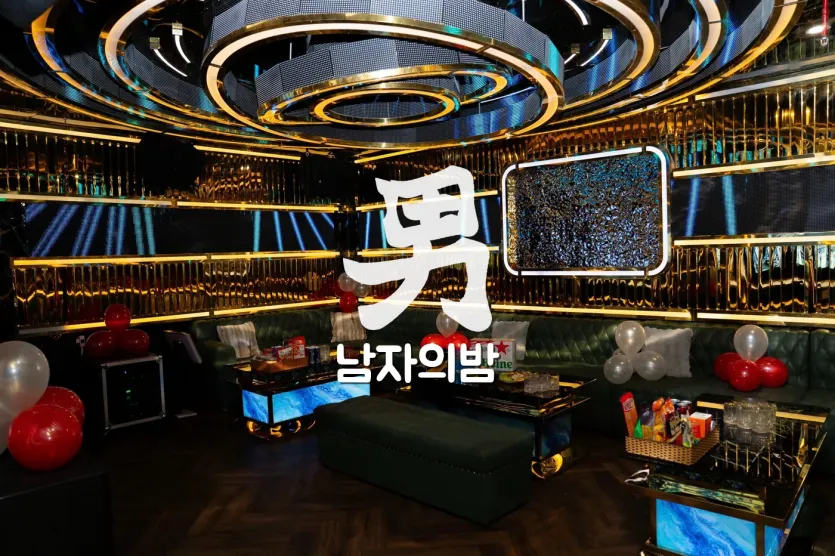 나트랑 킹덤 가라오케 그린 소파와 조명 테이블 룸 좌석