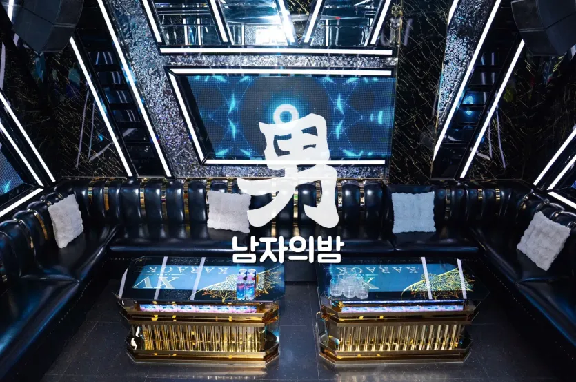 나트랑 킹덤 가라오케 대형 스크린 정면 단체 룸 좌석 배치