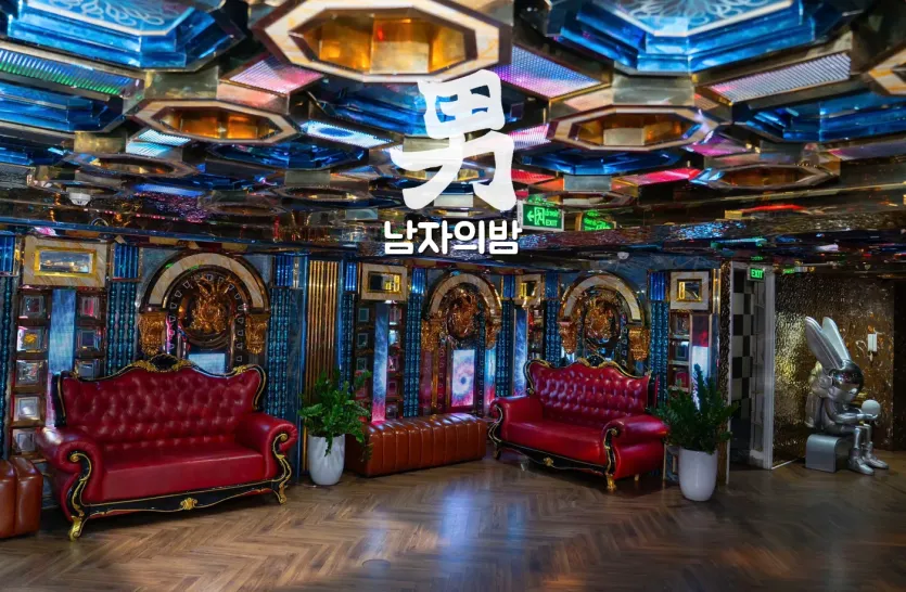 나트랑 킹덤 가라오케 로비 대기 공간 레드 소파와 골드 천장