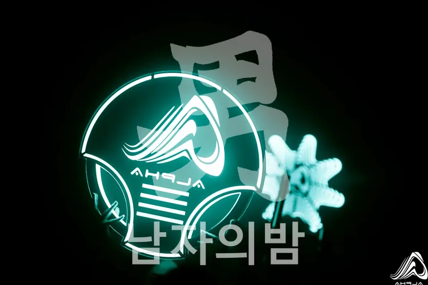 나트랑 알파 클럽 레이저 조명과 EDM DJ 부스