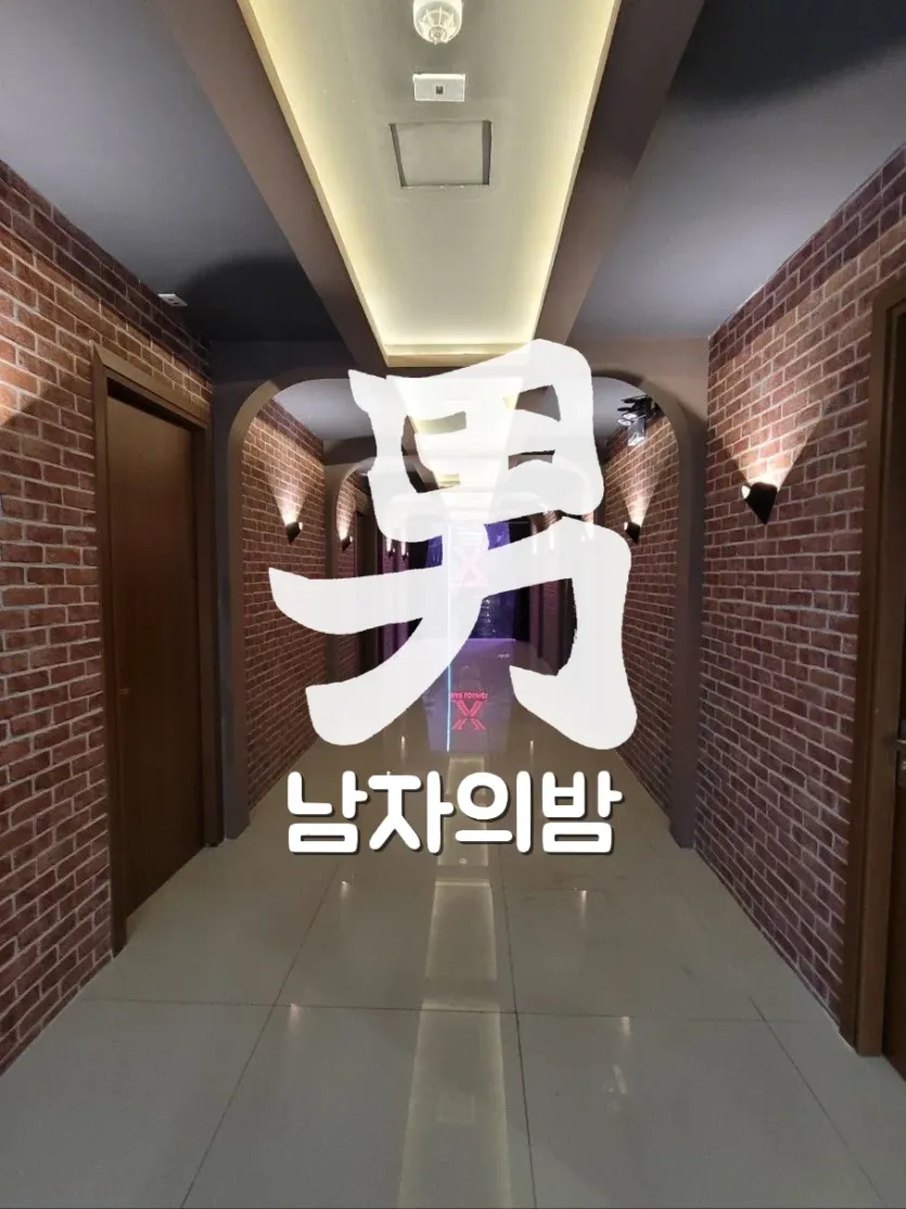 나트랑 X바 라운지 붉은 벽돌 복도 끝에 보이는 X BAR LOUNGE 네온 간판