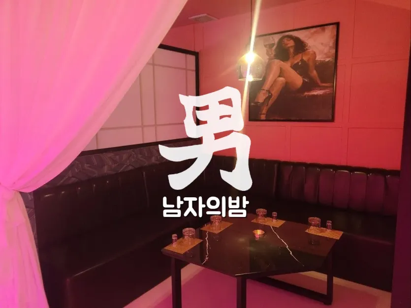 나트랑 X바 라운지 커튼으로 구분된 부스 좌석과 블랙 테이블