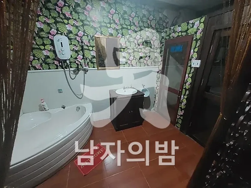 푸꾸옥 황궁 차분한 조명의 아늑한 룸