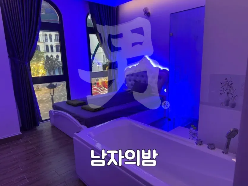 푸꾸옥 사쿠라 블루 무드 조명의 넓은 룸과 자쿠지