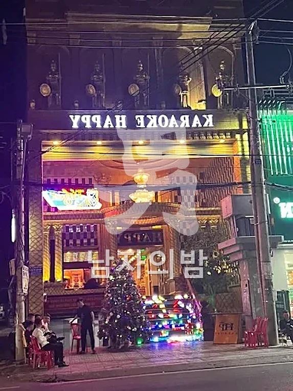 화면과 반주 기기가 정돈된 노래 공간