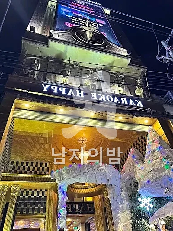 주류와 안주가 차려진 편안한 룸 테이블
