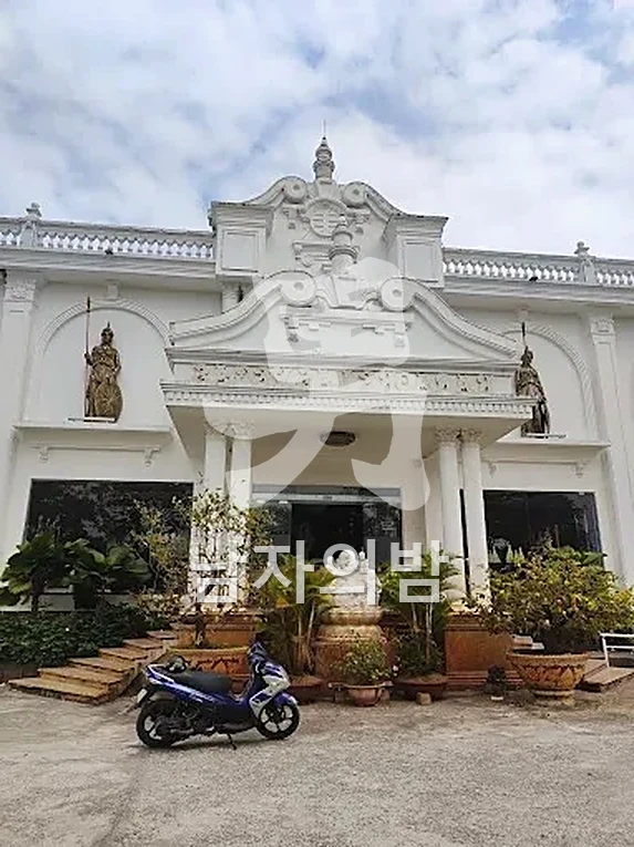 화려한 조명이 켜진 라스베가스 가라오케 로비 전경