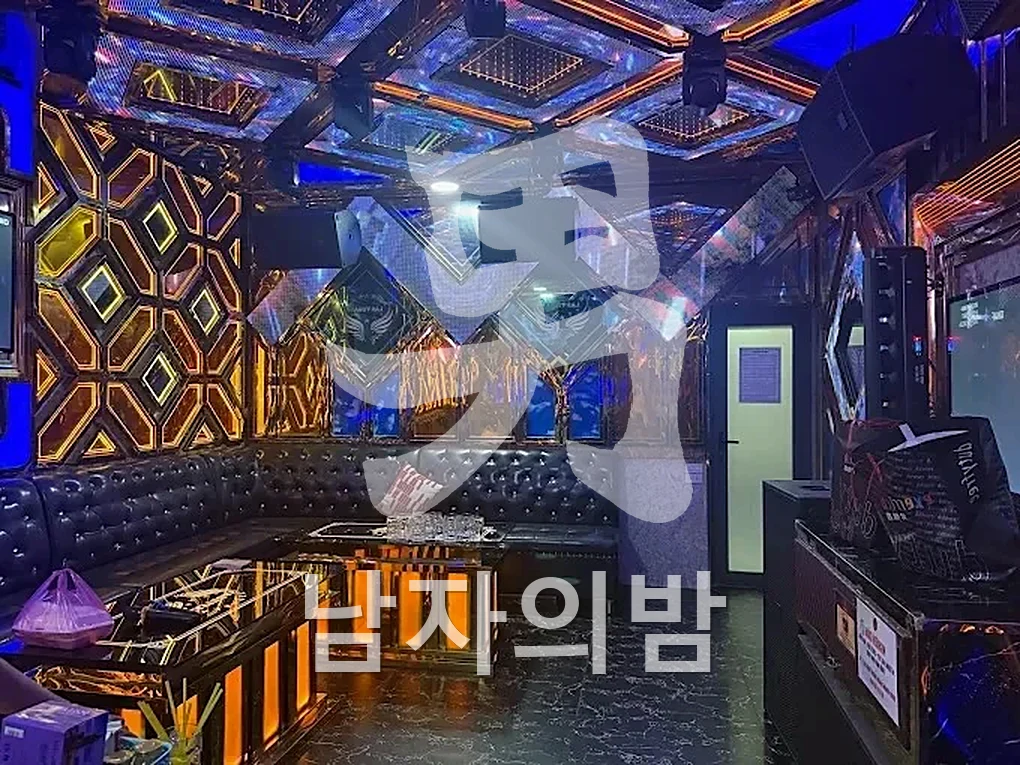네온 조명 속 무르익은 라스베가스 가라오케 룸 분위기