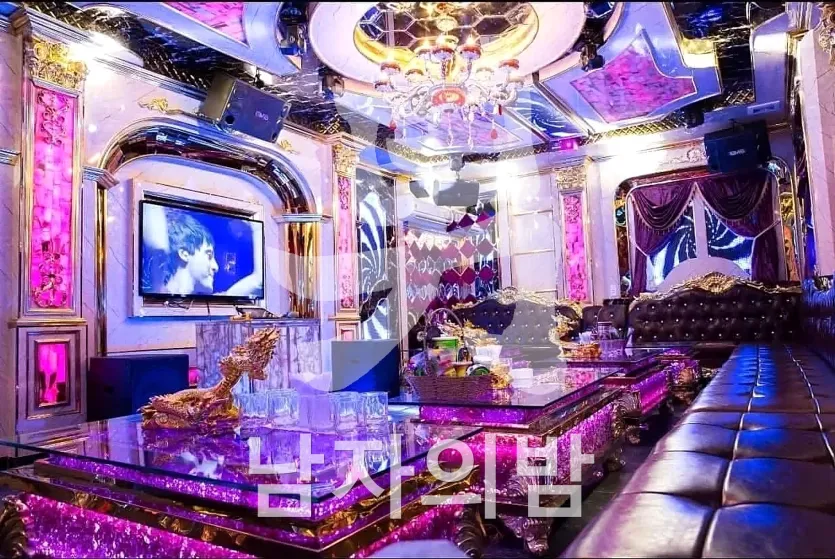 푸꾸옥 해피 가라오케 룸 내부