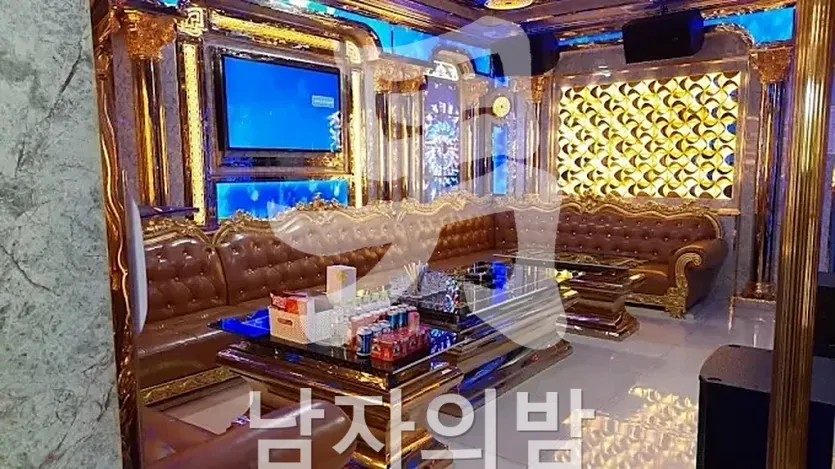 넓은 소파와 대형 테이블이 놓인 단체 룸