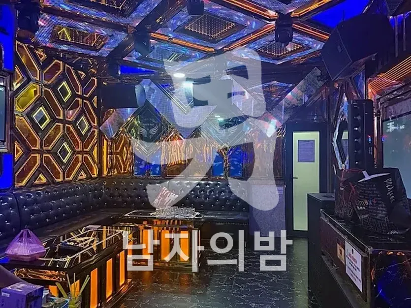네온 조명 속 무르익은 라스베가스 가라오케 룸 분위기