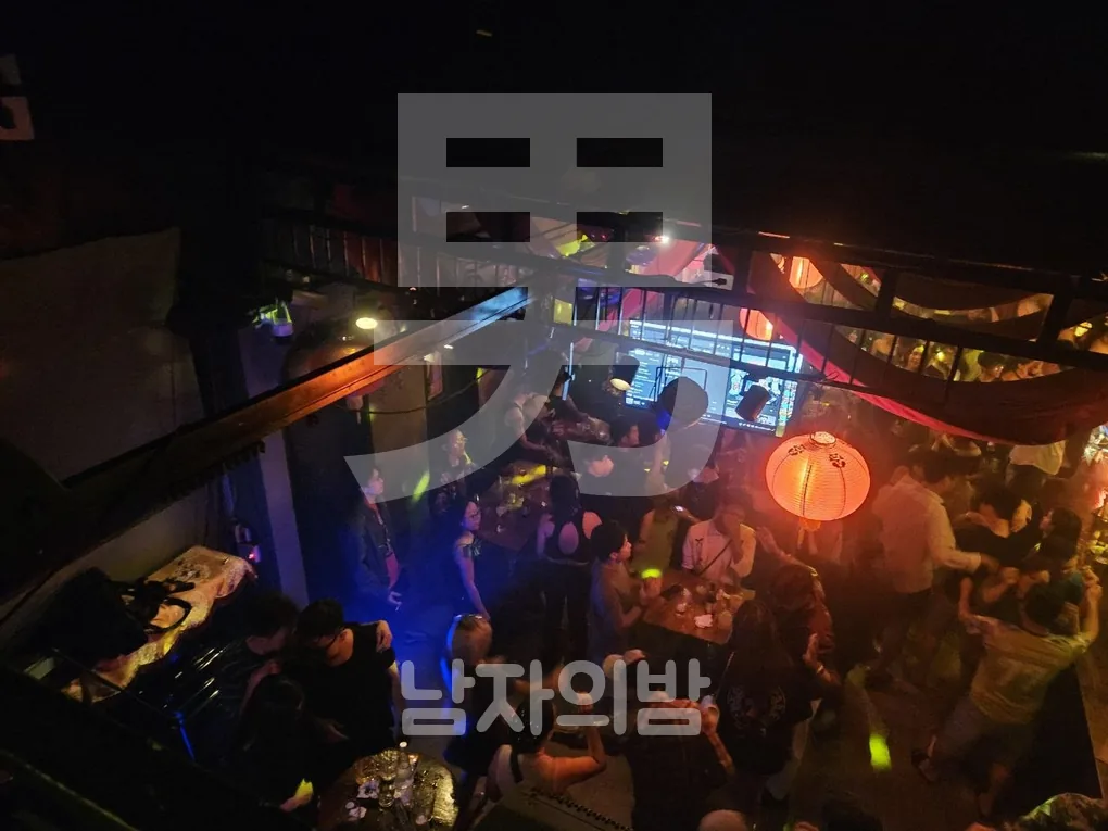 푸꾸옥 하우스넘버원 소파와 보틀이 놓인 프라이빗 테이블