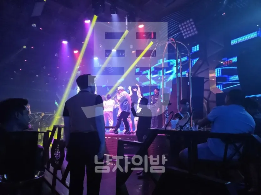 푸꾸옥 굿클럽 보틀이 놓인 테이블과 무대 전경