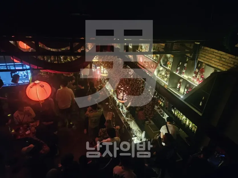 푸꾸옥 하우스넘버원 은은한 조명의 라운지 바 전경