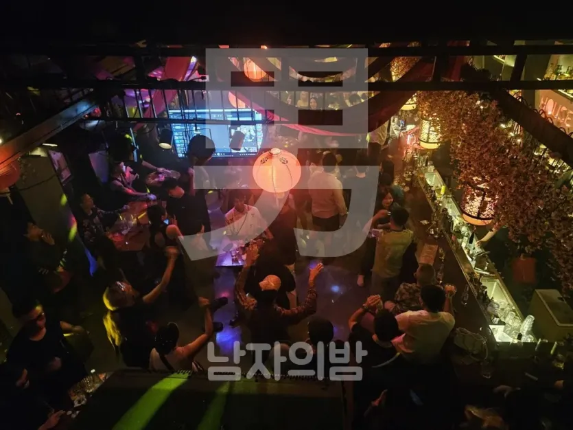 푸꾸옥 하우스넘버원 보틀이 진열된 바 카운터