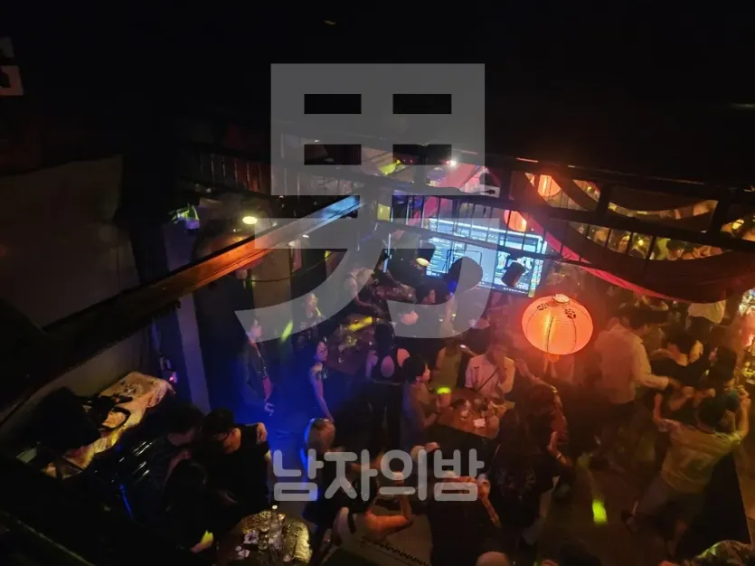 푸꾸옥 하우스넘버원 소파와 보틀이 놓인 프라이빗 테이블